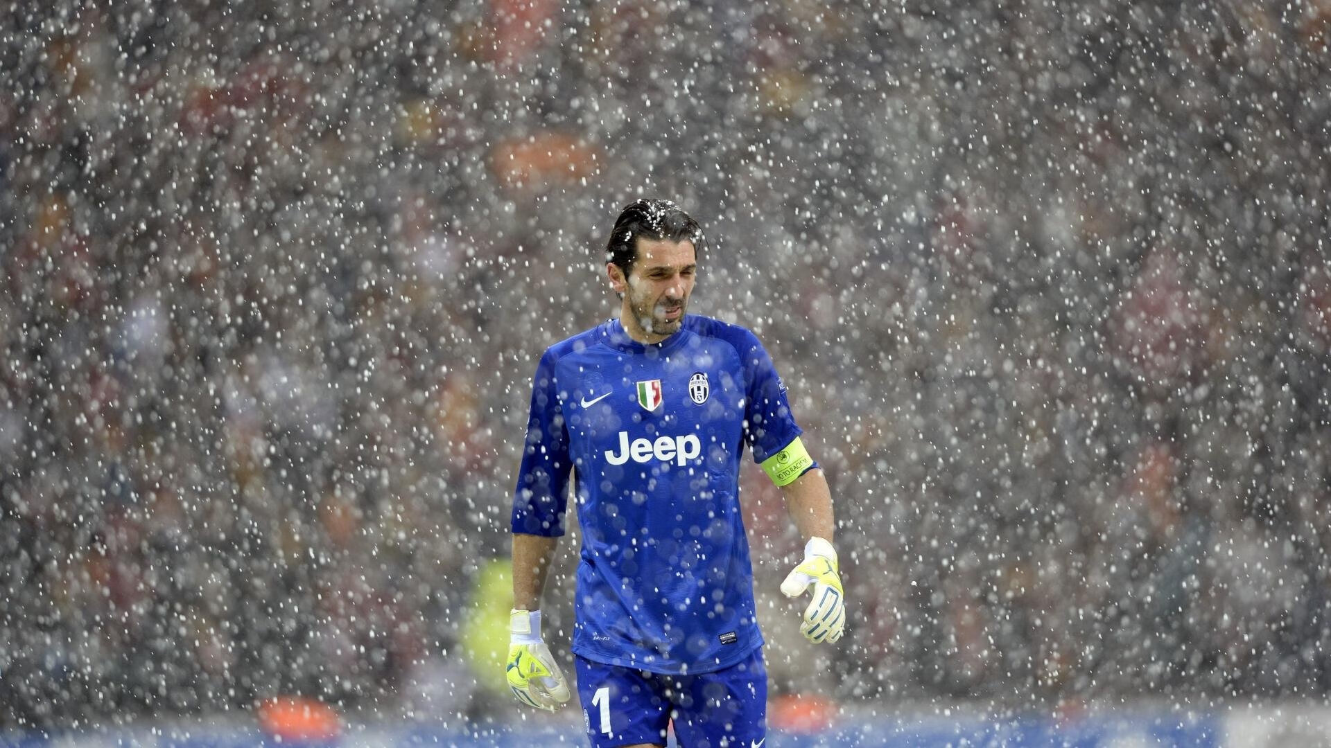 足球赛场焦点！俄罗斯队对阵德国队，激战正酣，豪门对决再度上演